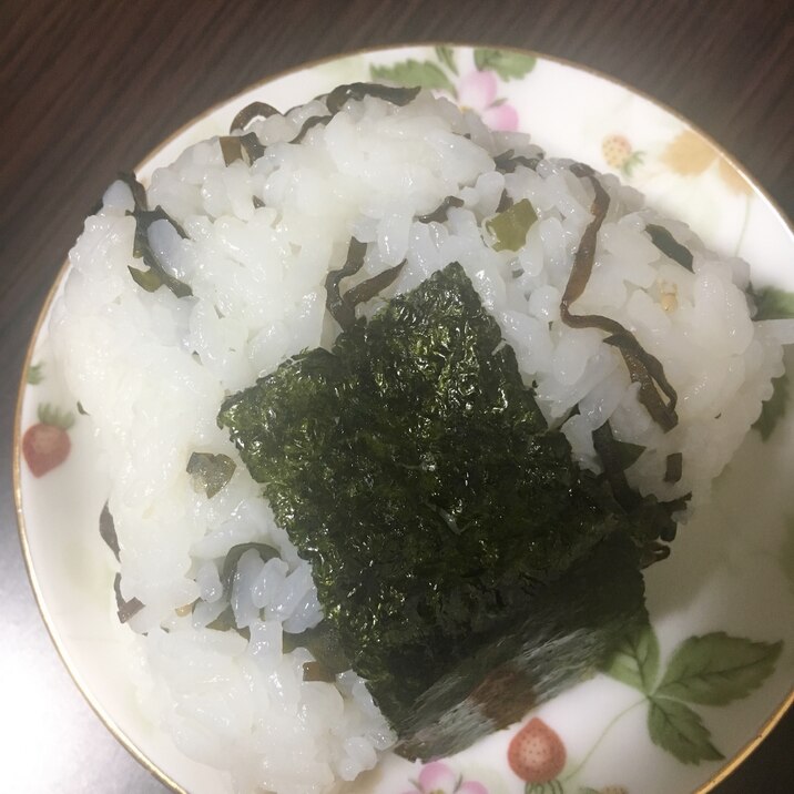 塩昆布としそわかめのおにぎり レシピ 作り方 By おこめ121 楽天レシピ 塩昆布としそわかめのおにぎり レシピ 作り方 By おこめ121 楽天レシピ